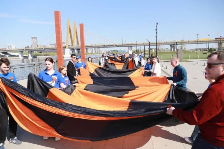 300-метровая Георгиевская лента объединила жителей Казани в память о Победе