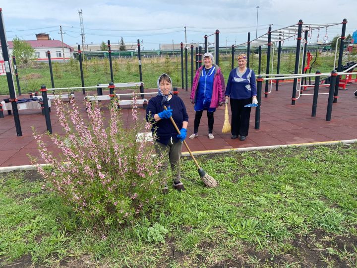 Нурлатцы общими силами навели порядок в сквере железнодорожников