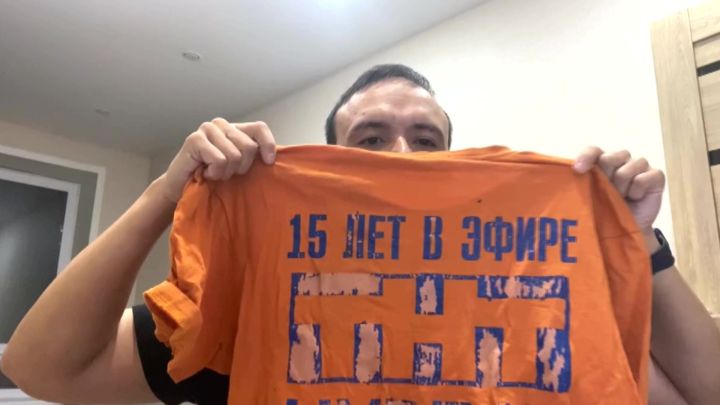 Корреспондент телеканала «ТНВ» Рамиль Шайдуллин до сих пор хранит футболку Нурлат ТВ