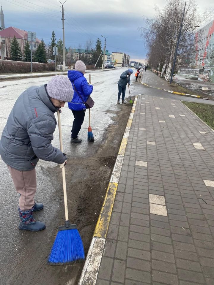 Сотрудники УК ЖКХ Нурлатского района провели субботник