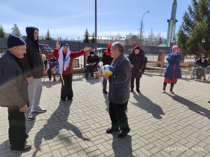Весенний праздник во дворе Нурлатского дома-интерната подарил тепло и радость подопечным