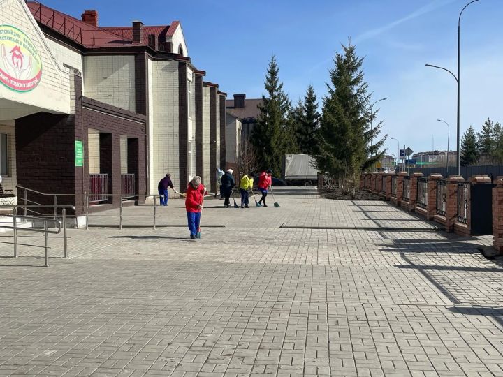 Нурлатский дом-интернат провел весенний субботник с участием проживающих