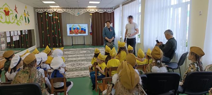 Встреча с героем: воспитанники детсада «Алсу» поддержали бойца СВО