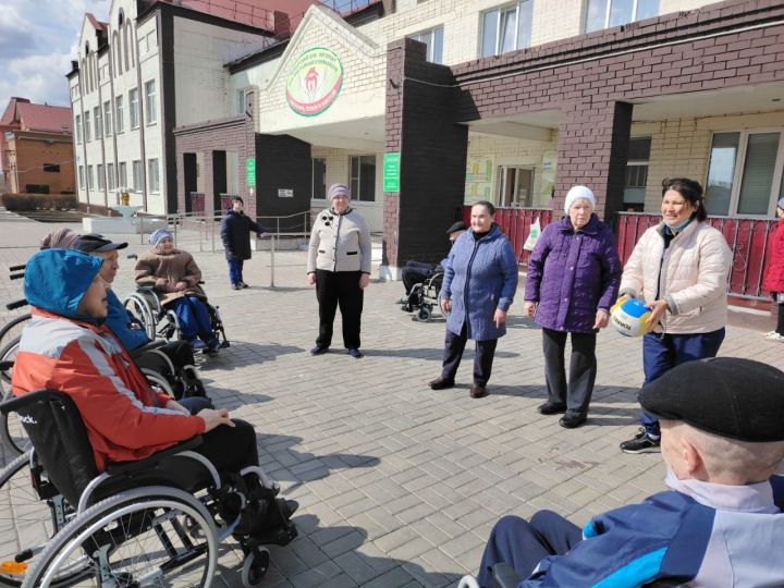 Активная жизнь в золотом возрасте: как в Нурлатском доме-интернате поддерживают здоровье