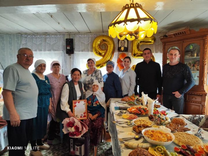 В Нурлатском районе труженицу тыла поздравили с юбилейными датами