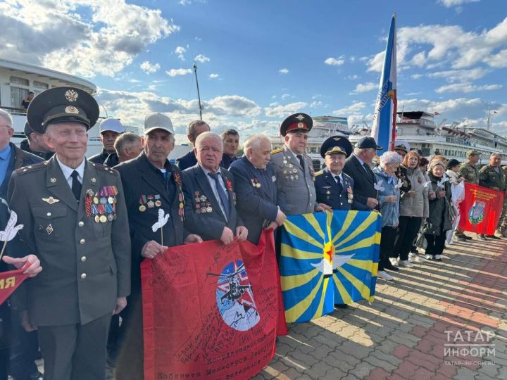 Памятный круиз по Волге: ветераны и юнармейцы отмечают 80-летие Победы