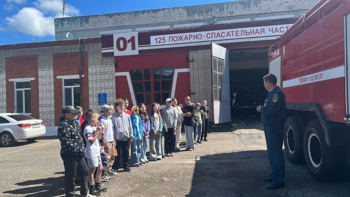 Пятиклассники школы №2 побывали в гостях у пожарных