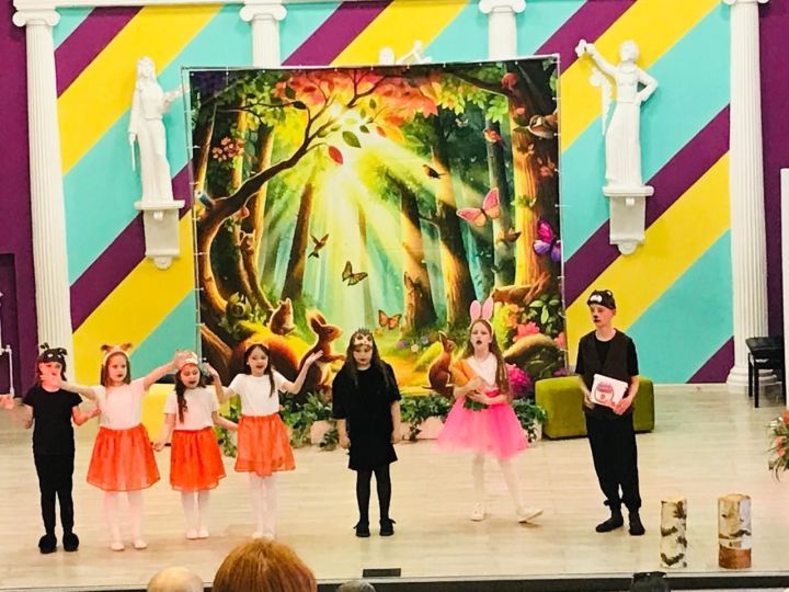 Юные актёры НДШИ «Сэлэт» представили премьеру спектакля «Подарок для Чики»