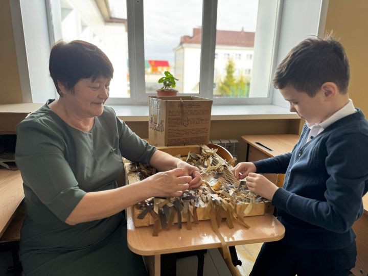 Нашлемники с теплом от педагогов-ветеранов