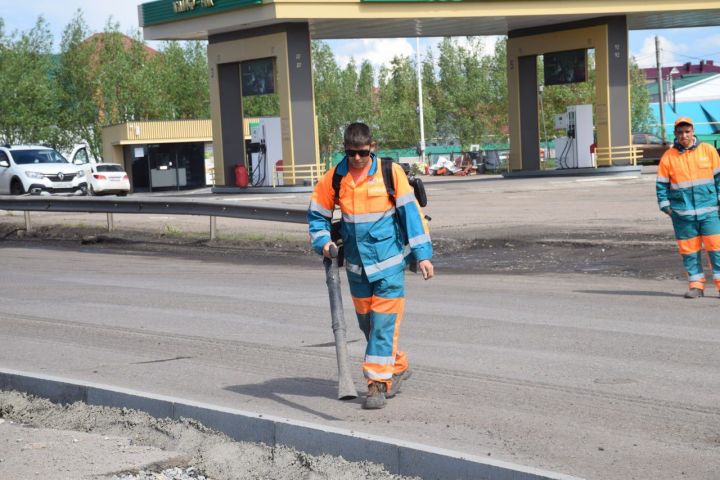 В Нурлате продолжается ямочный ремонт городских улиц