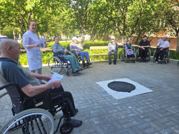 Профилактическая лекция «Выбираем жизнь без наркотиков» прошла в Нурлатском доме-интернате