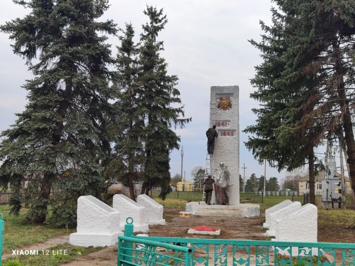 В Нурлатском районе подготовили памятники к 80-летию Победы