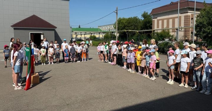 Яркий праздник в честь Дня России: воспитанники лагеря «Солнышко» провели насыщенный патриотический день