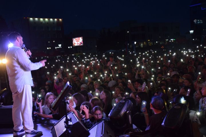 В Нурлате Фирдус Тямаев дал большой благотворительный концерт (+фоторепортаж)