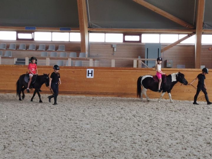 Воспитанники летнего лагеря «Улыбка» Андреевской школы посетили Нурлатский конный завод