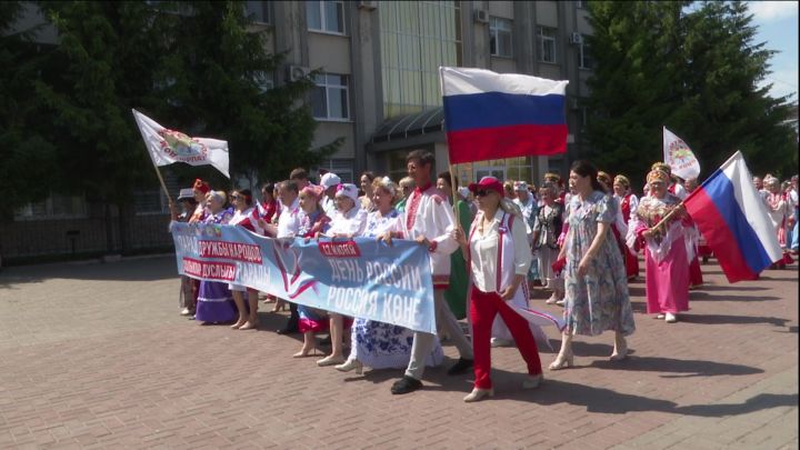 Красочный многонациональный Парад дружбы народов объединил жителей Нурлата в День России
