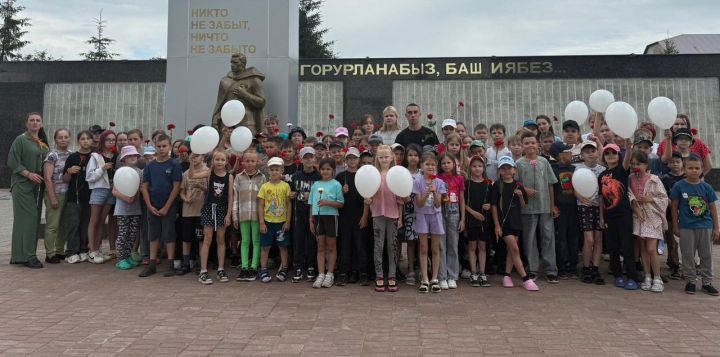 Ученики школы №1 Нурлата почтили память героев в преддверии Дня памяти и скорби