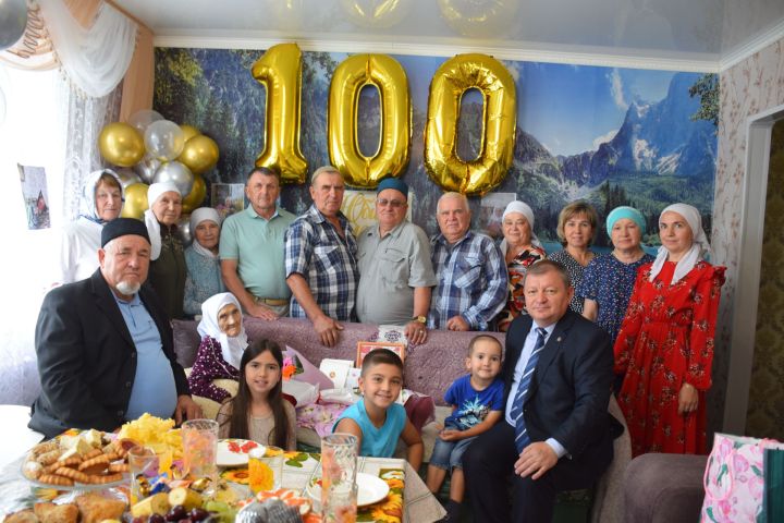 Уважаемая учительница из села Новое Иглайкино Файзя Валиахметовна Губайдуллина отмечает столетний юбилей