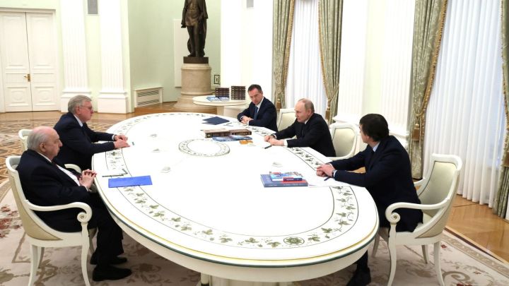 Путин обсудил с экспертами единые учебники истории для школ и колледжей