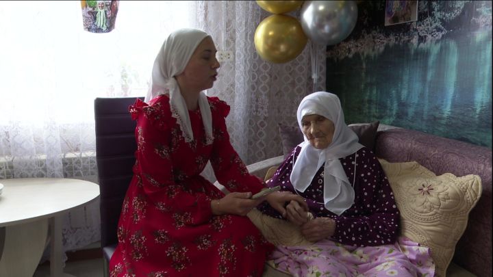 Нурлат районының Яңа Иглай авылында яшәүче Фәйзә Гобәйдуллина бер гасырлык юбилеен билгеләп үтте