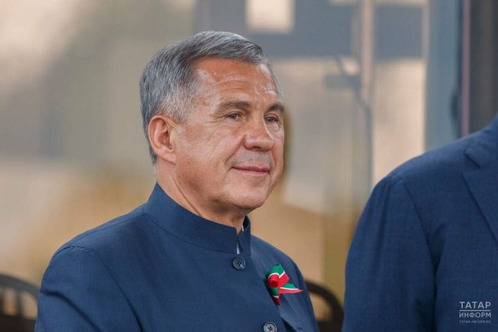 Минниханов предложил выбрать имена для птенцов редкого вида соколов