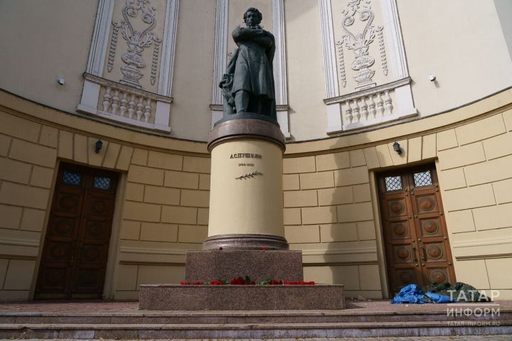 Минниханов почтил память Пушкина у памятника поэту в Казани