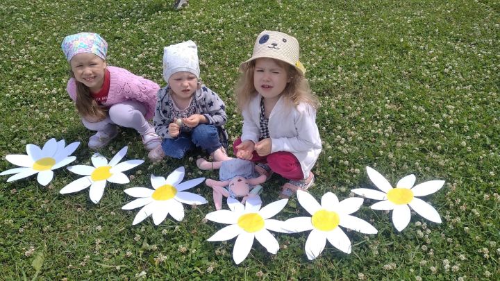 «Гномики» из Нурлата создали бумажное ромашковое поле в детском саду