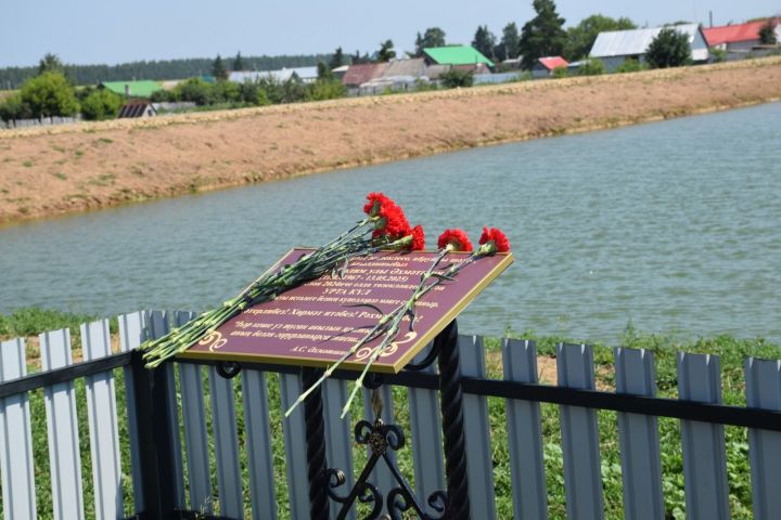 В Бикулове увековечили память бывшего главы Нурлатского района Алмаза Ахметшина