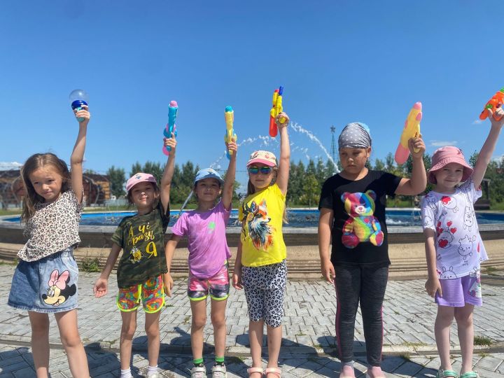 День Нептуна, интеллектуальные баталии и забота о безопасности: как проводят время в лагере «Мечта»