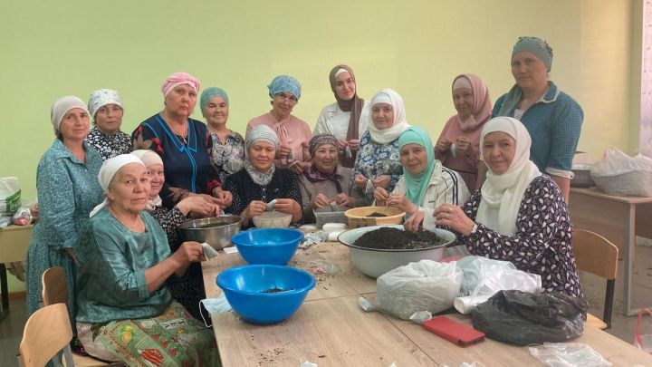 Волонтеры из Нурлата за пять часов изготовили 5 тысяч пакетиков чая