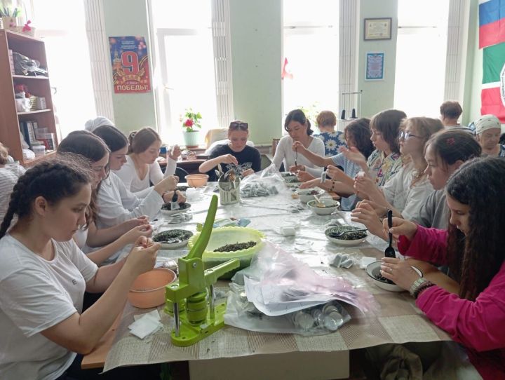 Чай для героев: школьники и ветераны Нурлата поддержали бойцов СВО