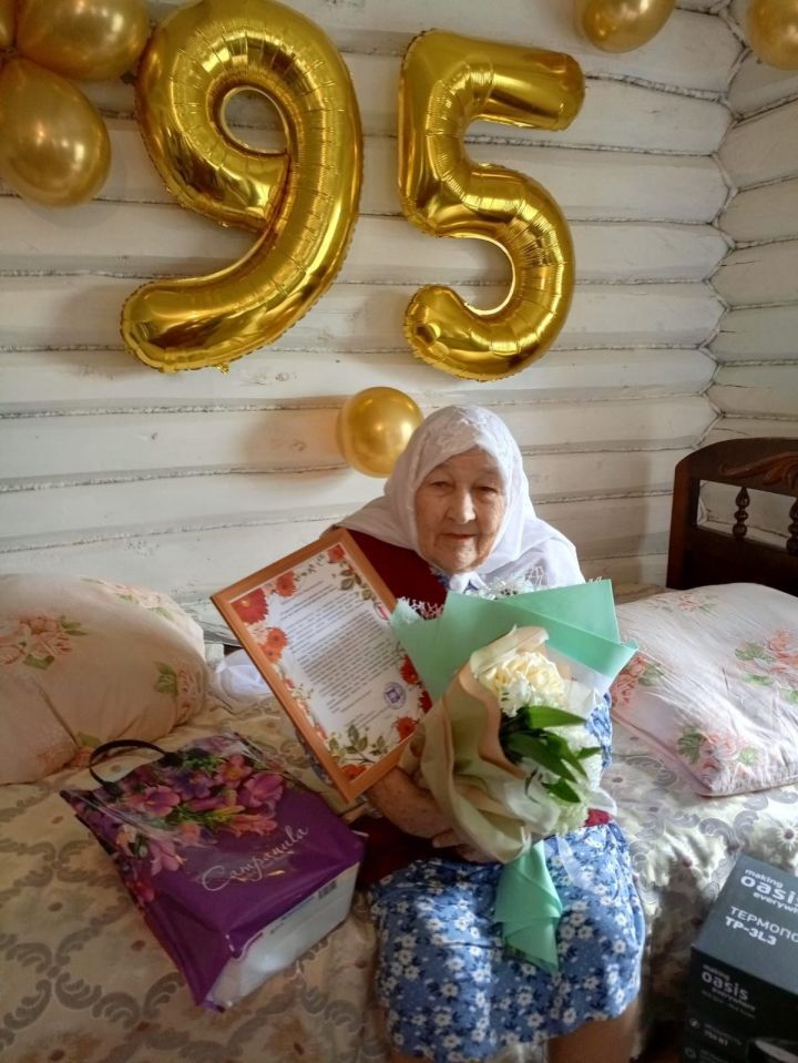 Жительница Бурметьева Разия Мирзазяновна Хасаншина отметила 95-летний юбилей