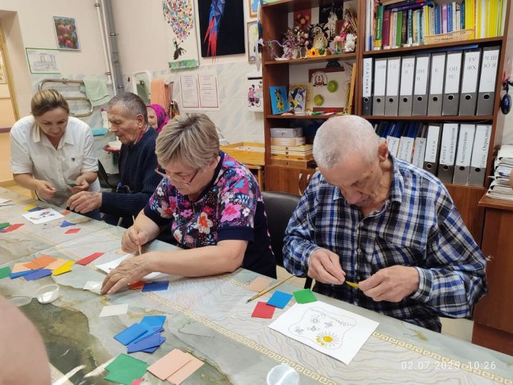 «Килэчэк» дарит радость творчества: нурлатские пенсионеры освоили обрывную аппликацию