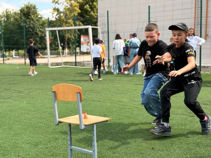 «Игры нашего детства» собрали школьников на праздник народных забав