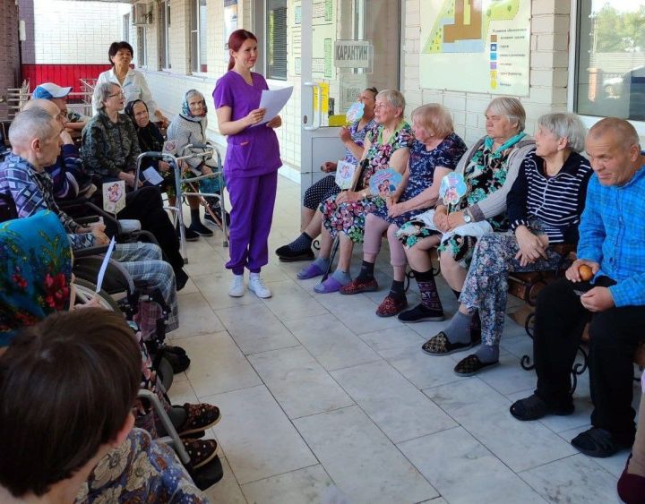 В Нурлатском доме престарелых отметили День семьи, любви и верности теплым праздником