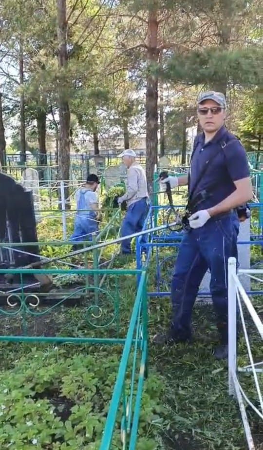 Традиционные летние субботники прошли на кладбищах микрорайонов Курмыш и Верхний Нурлат