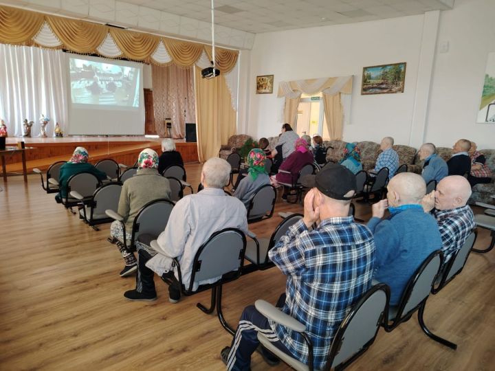 В Нурлатском доме-интернате проживающим показали фильм ко Дню российского кино