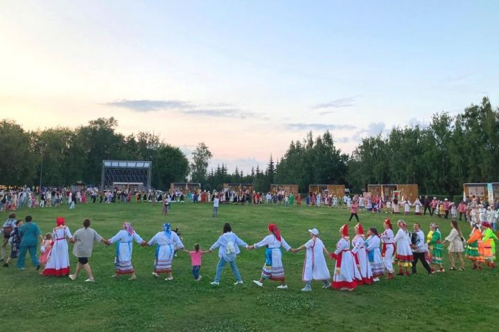 Нурлатский Дом дружбы народов принял участие в фестивале «Древо жизни» в Казани