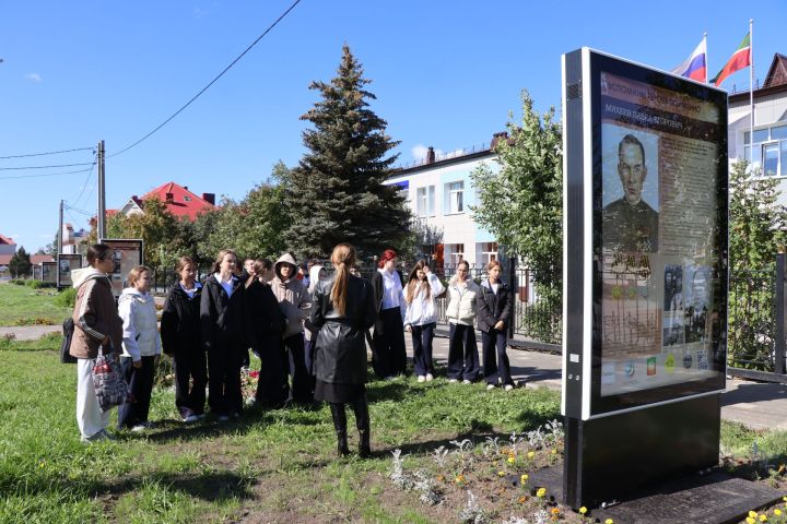 Уроки мужества под открытым небом: нурлатская молодежь знакомится с историей героев-земляков