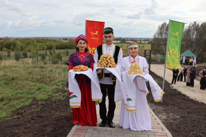 В Нурлате с участием министра открыли родник «Зуфар бабай чишмэсе»