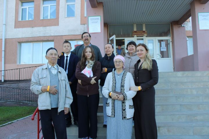 Всей семьей и с хвостатым другом: на выборы пришли четыре поколения Габсаликовых