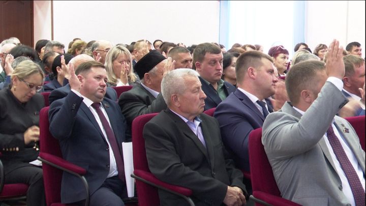 На первых сессиях Совета города и Совета района утвердили главу города и района