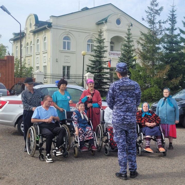 В Нурлатском доме-интернате состоялась встреча с сотрудниками Росгвардии