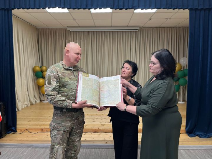 Уникальный атлас Победы получила Нурлатская школа в дар от героя-земляка