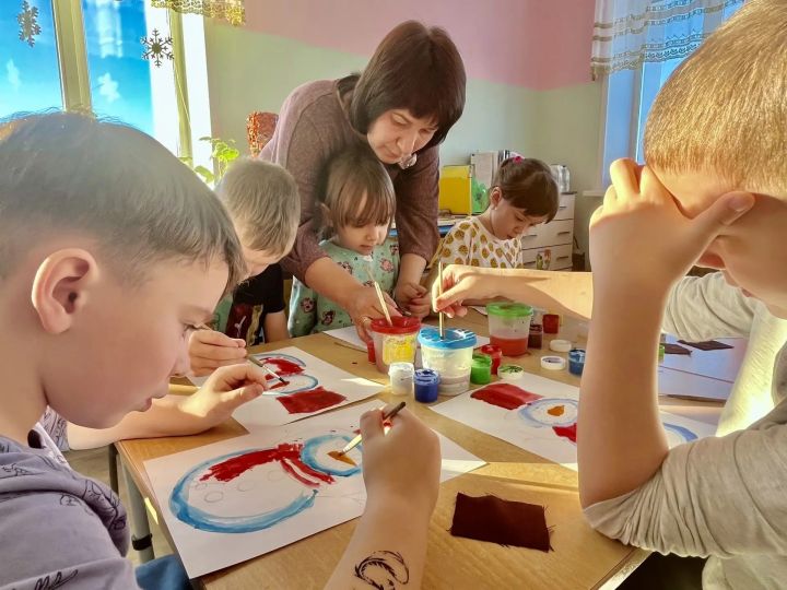 От снежных фигур к бумажным: в Нурлате детей научили рисовать снеговиков