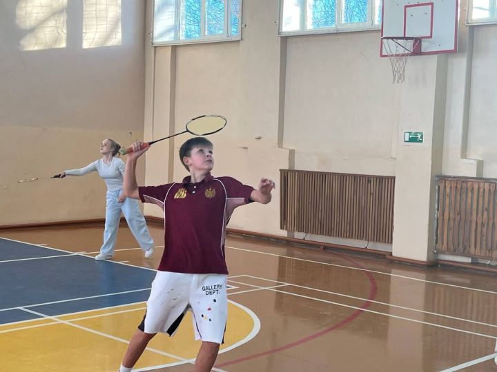 Юные нурлатцы разыграли ракетки: в школе №3 завершились бадминтонные баталии