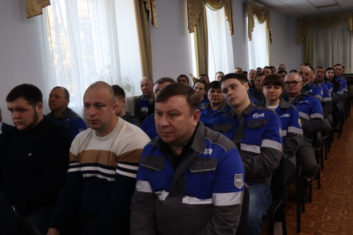 Дамир Ишкинеев провел встречу с трудовым коллективом «Нурлатгаза»