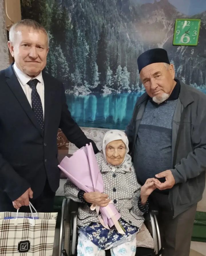 101-летнюю жительницу Нового Иглайкина поздравили с Днем пожилых людей