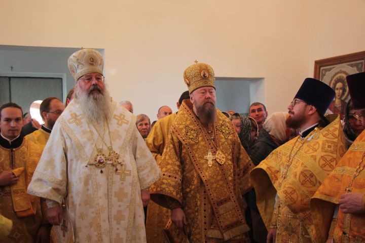 Митрополит Кирилл и епископ Филарет возглавили литургию в храме Елаура