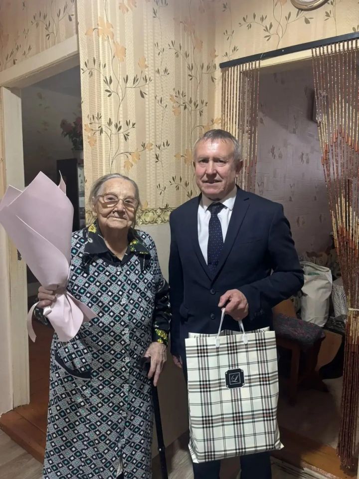 Нурлатта 100 яшьлек өлкәннәрне өйләренә барып котладылар